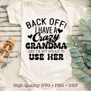Atrás Tengo una abuela loca y no tengo miedo de usar su svg, Baby onesie svg, Camisa para niños svg, Niño svg, Camisa divertida svg