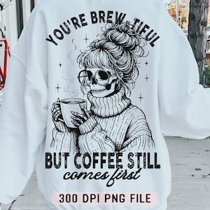 Vous êtes infusé mais le café passe toujours en premier PNG, Fille squelette buvant du café png, Funny Skull Messy Bun png, Sublimation de café