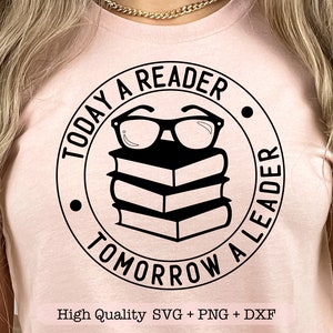 Puede incluir: Camiseta rosa claro con un diseño gráfico negro. El diseño es un círculo con las palabras "TODAY A READER TOMORROW A LEADER". Dentro del círculo, gafas sobre una pila de libros. Debajo, el texto "High Quality SVG + PNG + DXF".