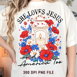 Ella también ama a Jesús y a Estados Unidos PNG, sublimación floral cristiana del 4 de julio PNG, vibraciones patrióticas retro de moda del Día de la Independencia de EE. UU. PNG