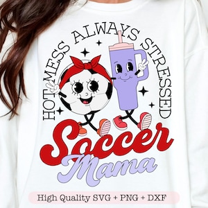 Hete puinhoop altijd benadrukt voetbal mama SVG, voetbal moeder SVG, trendy shirt SVG, retro bal karakter SVG, Boujee voetbal moeder SVG