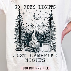 Sin luces de ciudad, solo noches de fogata PNG, camping rústico PNG, fogata acogedora PNG, camiseta de camping retro PNG, sublimación de montaña de moda