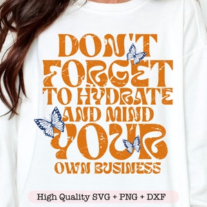 Don't Forget To Hydrate And Mind YourOwn Business svg, Erwachsenen Humor svg, lustiges Zitat svg, sarkastisches Shirt svg