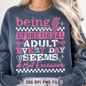 Être un adulte fonctionnel tous les jours semble un peu excessif PNG, Chemise adulte drôle png, Humour sarcastique à l'âge adulte png, Sublimation tendance