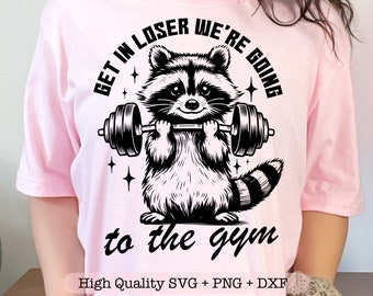 Puede incluir: Una ilustración en blanco y negro de un mapache levantando pesas con el texto "Get in loser we're going to the gym".