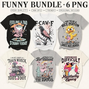 Peut inclure: Ensemble de six t-shirts graphiques avec des motifs humoristiques. Les chemises présentent diverses illustrations, dont une grenouille avec un couteau, un corbeau, un canard, un train, une femme sur un scooter et un canard avec des lunettes de soleil. Le texte comprend "Feeling a Tad", "Stabby Today".