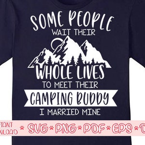 Algumas pessoas esperam a vida inteira para conhecer seu amigo de acampamento, casei com o meu svg,Happy camper svg,Camping lady svg,Camisa de acampamento svg