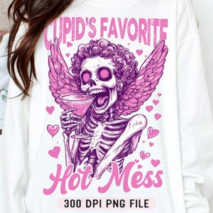 Cupido's Favorite Hot Mess PNG, Esqueleto de Dia dos Namorados Snarky png, Moletom com Capuz para Bebida de Dia dos Namorados png, Esqueleto Engraçado da Moda png, Design de Sublimação