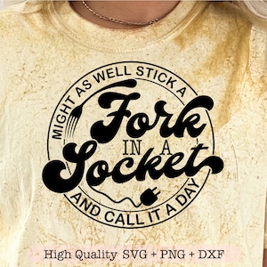 Puede incluir: Una camiseta marrón claro con un diseño gráfico en blanco y negro que dice "Might as well stick a fork in a socket and call it a day".