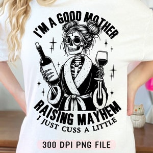 Eu sou uma boa mãe criando caos PNG, camisa de mãe atrevida png, maternidade na moda png, coque bagunçado de caveira png, mãe sarcástica png