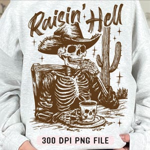 Raisin' Hell PNG, humour western squelette PNG, Cowboy impertinent squelette PNG, chemise rétro tendance png, design Western par sublimation