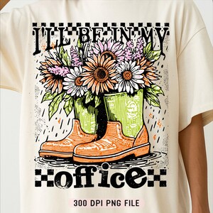 Ich bin in meinem Büro PNG, Gartenstiefel Blume Sublimation, lustiges Pflanzenliebhaber Shirt png, Trendiges Gartenleben Humor Retro Vintage png