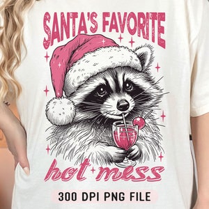Bagunça quente favorita do Papai Noel PNG, Guaxinim engraçado de Natal png, Moletom com capuz para bebida de Natal png, Natal rosa moderno png, Design de sublimação