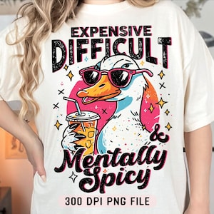 PNG costoso, difficile e mentalmente piccante, sublimazione divertente del caffè freddo dell'oca, maglietta sarcastica femminile, umoristica retrò, carina e alla moda. PNG