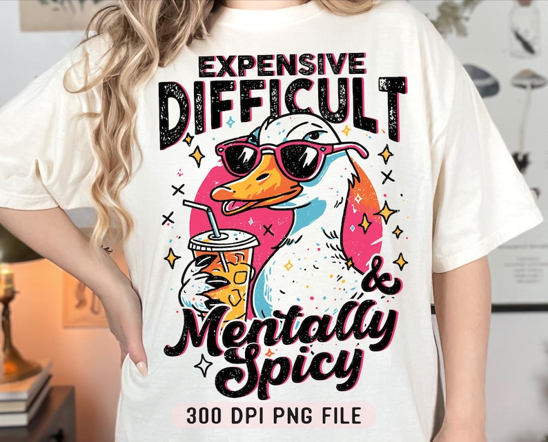 Pu&ograve; includere: T-shirt color crema con un'anatra dei cartoni animati con occhiali da sole e una bevanda. La maglietta ha il testo "EXPENSIVE DIFFICULT & Mentally Spicy" in nero e rosa. La parte inferiore della maglietta recita "300 DPI PNG FILE".
