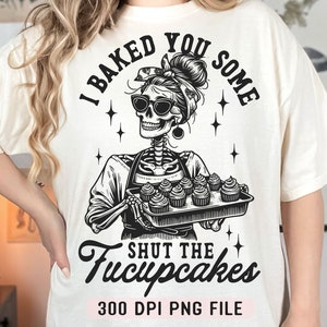 Könnte beinhalten: Ein weißes T-Shirt mit einer schwarz-weißen Grafik eines Skeletts, das Cupcakes backt. Der Text auf dem Shirt lautet "I baked you some shut the cupcakes 300 DPI PNG file".