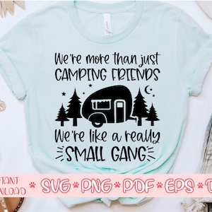 Somos mais do que apenas amigos de acampamento, somos como uma gangue muito pequena svg,Camisa de acampamento svg,Camping dizendo svg,Camping svg para cricut