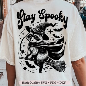 Restez effrayant raton laveur SVG PNG, svg de raton laveur sauvage, Halloween raton laveur svg, svg Spooky Season, Spooky Vibes svg