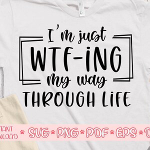 Ik ben gewoon WTF ing mijn weg door het leven svg, Shirt svg, T-shirt svg, Shirt svg voor vrouwen, Shirt svg ontwerpen