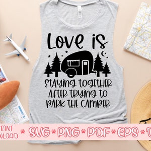 Liefde is bij elkaar blijven na het proberen om de camper svg te parkeren, Camping shirt svg, Camping zeggen svg, Zomer cut bestand, Camping svg voor cricut