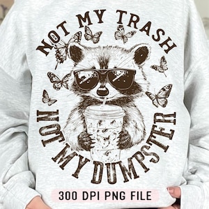 Not My Trash Not My Dumpster png, grappige wasbeer ijskoffie png, Snarky shirtontwerp png, humor voor geestelijke gezondheid png, sublimatieontwerp