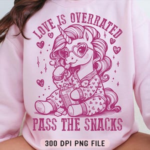 Liebe ist überbewertet Pass die Snacks PNG, lustige Foodie Valentines png, Snacks sind meine Liebe Sprache png, sarkastische Valentine Sublimation