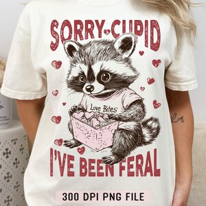 Entschuldigung, Amor, ich war wild PNG, lustiger Waschbär Vday png, sarkastischer Valentinstag Tier png, Humorvoller Liebestag Waschbär png, Sublimationsdesign