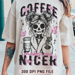 Coffee Makes Me Nicer PNG, Scheletro sarcastico png, Caffè sarcastico png, Panino disordinato scheletro alla moda png, Sublimazione sarcastica