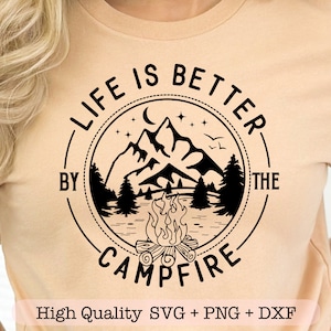 La vida es mejor junto a la fogata SVG, Camisa de camping svg, Vida de campamento svg, Fogata svg, Cita de camping svg