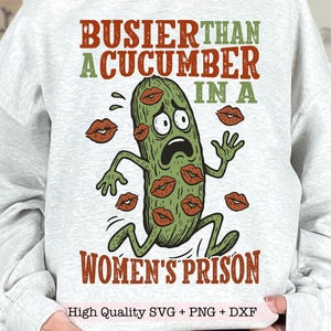 Más ocupado que un pepino en una prisión de mujeres PNG, Humor divertido para adultos PNG, Dicho retro sarcástico, Humor sarcástico y atrevido PNG, Vibras vintage PNG