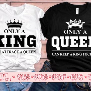Puede incluir: Dos camisetas blancas y negras con una corona y texto. La camiseta blanca dice "Only a King Can Attract a Queen". La camiseta negra dice "Only a Queen Can Keep a King Focused".