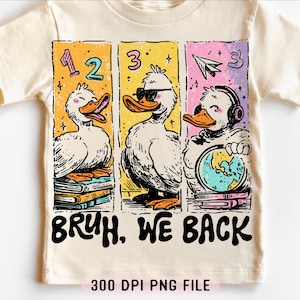 以下が含まれることがあります： クリーム色のTシャツ。3匹の漫画のアヒルがそれぞれ異なるポーズで描かれており、上には数字の1、2、3があります。「BRUH, WE BACK」の文字が下にプリントされています。Tシャツには「300 DPI PNG FILE」の文字も入っています。