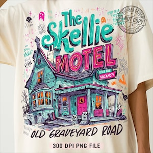 K&ouml;nnte beinhalten: Cremefarbenes T-Shirt mit einer farbenfrohen Illustration von "The Skellie Motel" auf der Old Graveyard Road. Die Grafik zeigt ein Spukhaus, Grabsteine und den Text "Free the Vacancy". Das Design ist eine 300 DPI PNG-Datei.