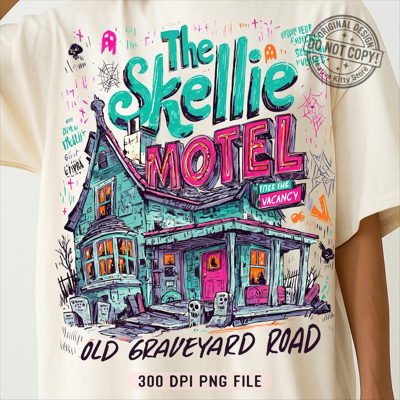 K&ouml;nnte beinhalten: Cremefarbenes T-Shirt mit einer farbenfrohen Illustration von "The Skellie Motel" auf der Old Graveyard Road. Die Grafik zeigt ein Spukhaus, Grabsteine und den Text "Free the Vacancy". Das Design ist eine 300 DPI PNG-Datei.