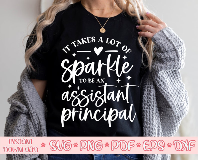 Puede incluir: Una camiseta negra con texto blanco que dice "Se necesita mucha chispa para ser un director asistente". El texto est&aacute; rodeado de peque&ntilde;as estrellas y un coraz&oacute;n.