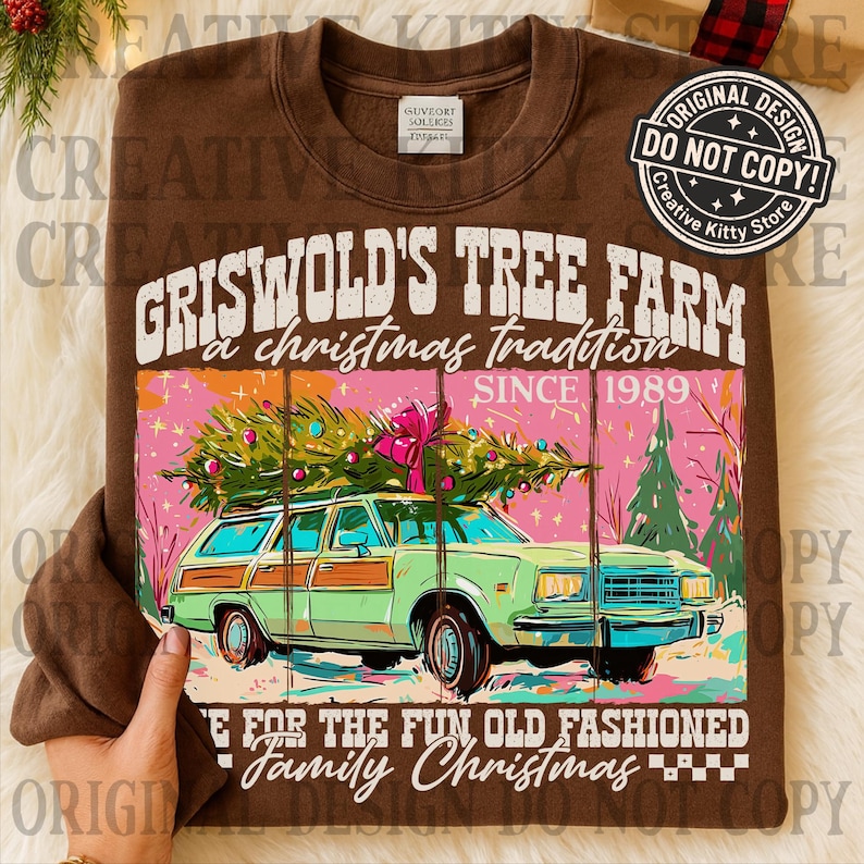 Puede incluir: Sudadera marr&oacute;n con un gr&aacute;fico de un coche familiar verde con un &aacute;rbol de Navidad. El texto dice "Griswold's Tree Farm, a Christmas tradition since 1989". El dise&ntilde;o incluye detalles en rosa y verde, evocando un tema navide&ntilde;o vintage.