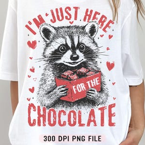 Je suis juste là pour le chocolat PNG, png impertinent raton laveur Saint-Valentin, animal sarcastique Saint-Valentin png, humour tendance Vday png, design par sublimation