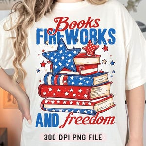 Livros Fogos de artifício e Liberdade PNG, Camisa de leitura patriótica 4 de julho png, Retro EUA Vibes Vermelho Branco Azul Amante de livros Dia da Independência png