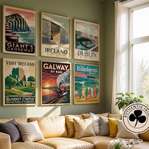 Op de afbeelding: Een verzameling ingelijste reisposters met Ierse bezienswaardigheden, waaronder Giant's Causeway, Dublin en Blarney Castle. De posters hebben een vintage uitstraling met levendige kleuren en tekst. Ze hangen aan een groene muur boven een beige bank.