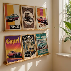Könnte beinhalten: Sechs gerahmte Vintage-Autoposter auf einem Holzregal. Die Poster zeigen klassische Ford-Modelle wie Zephyr, Model T, Capri und Anglia, mit Retro-Farben und Typografie. Die Poster sind an einer hellen Wand ausgestellt.
