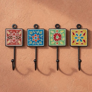 Handbemalter Keramikfliesen-Wandhaken, Retro Shyla Schwarzer Eisen-Kleiderhaken, 4er-Set Dekorativer Kleiderbügel im Vintage-Stil, Boho-Entryway-Handtuchhalter
