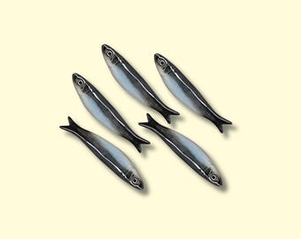 Set von 5 handgemachten Keramiksardinen-Wanddekor, portugiesische Küstenfisch-Wandkunst, einzigartiges Einweihungsgeschenk & Fischer-Ästhetik-Wohnkultur