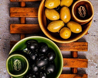 Plato de aperitivo de cerámica portuguesa, plato de tapas artesanal con espacio para aceitunas, cuenco de gres artesanal para salsas, regalo único para inauguración de casa.