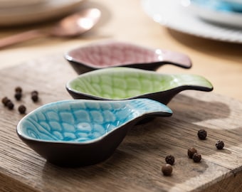 Conjunto de 3 Tigelas Pequenas para Molho de Soja em Cerâmica no Formato de Peixe, Estilo Sushi, para Servir Sushi e Outros Molhos, Inspiradas em Cerâmica Portuguesa, perfeitas para Tapas e Frutos do Mar.