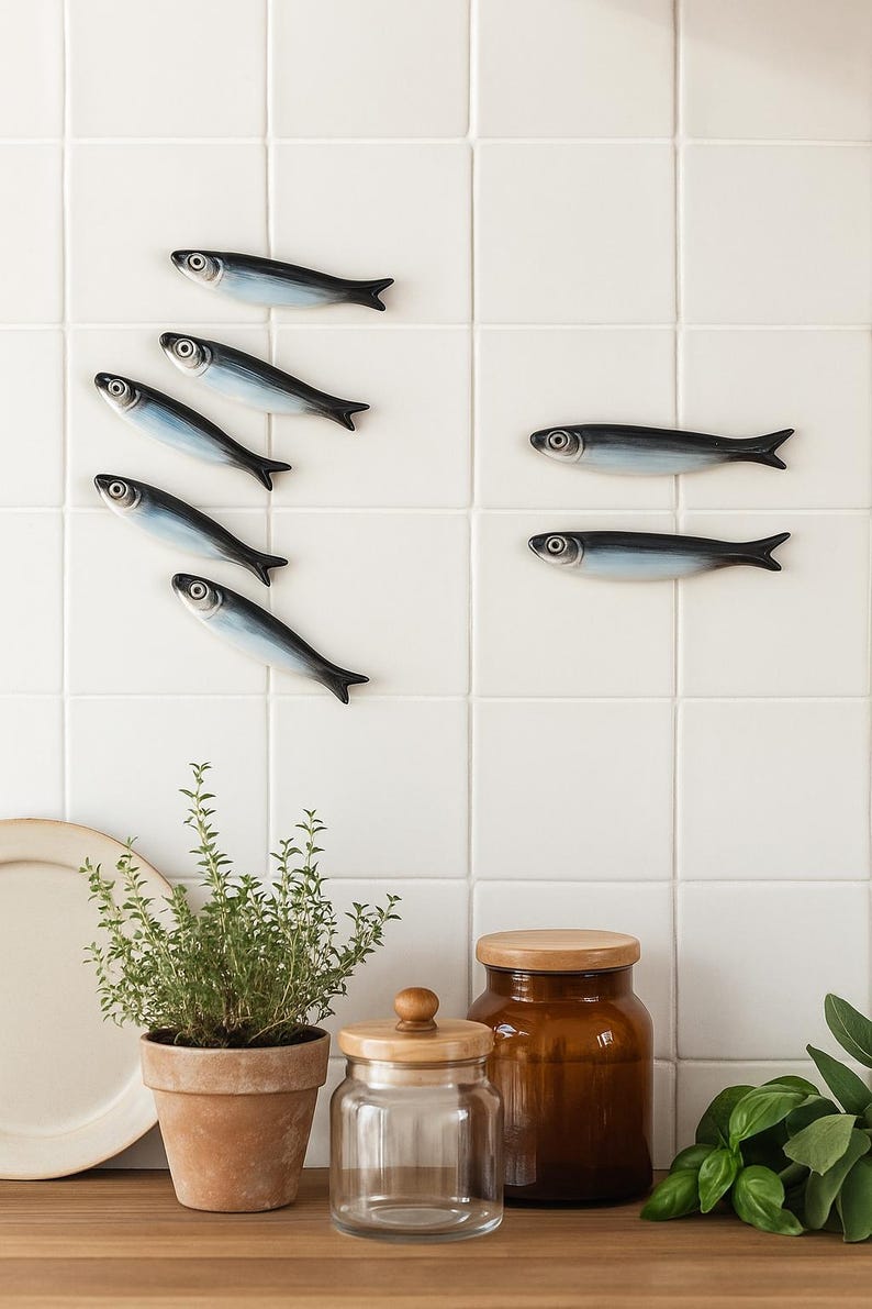 Set med 5 handgjorda keramiska väggdekorationer med sardiner, portugisisk kustfisk, unik inflyttningspresent och estetisk heminredning med fiskare bild 12