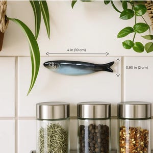 Set med 5 handgjorda keramiska väggdekorationer med sardiner, portugisisk kustfisk, unik inflyttningspresent och estetisk heminredning med fiskare bild 2
