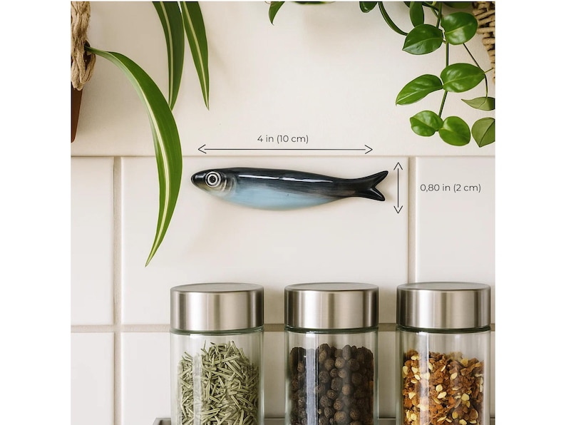Set med 5 handgjorda keramiska väggdekorationer med sardiner, portugisisk kustfisk, unik inflyttningspresent och estetisk heminredning med fiskare bild 2