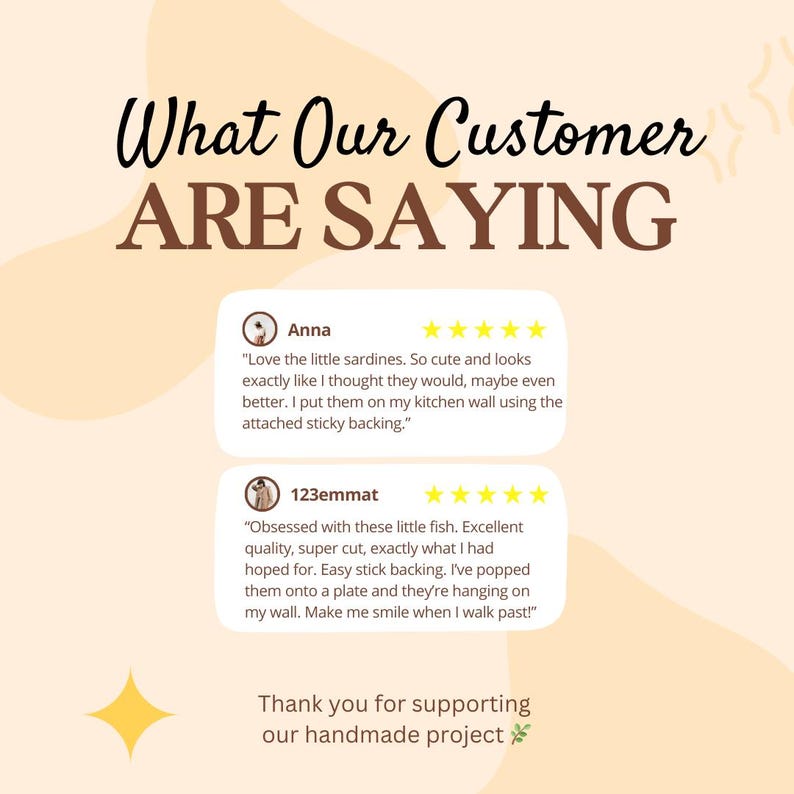 Pu&ograve; includere: Grafica beige chiaro con il testo "What Our Customer ARE SAYING" in marrone. Vengono visualizzate due recensioni dei clienti con valutazioni a cinque stelle. La parte inferiore della grafica dice "Thank you for supporting our handmade project."