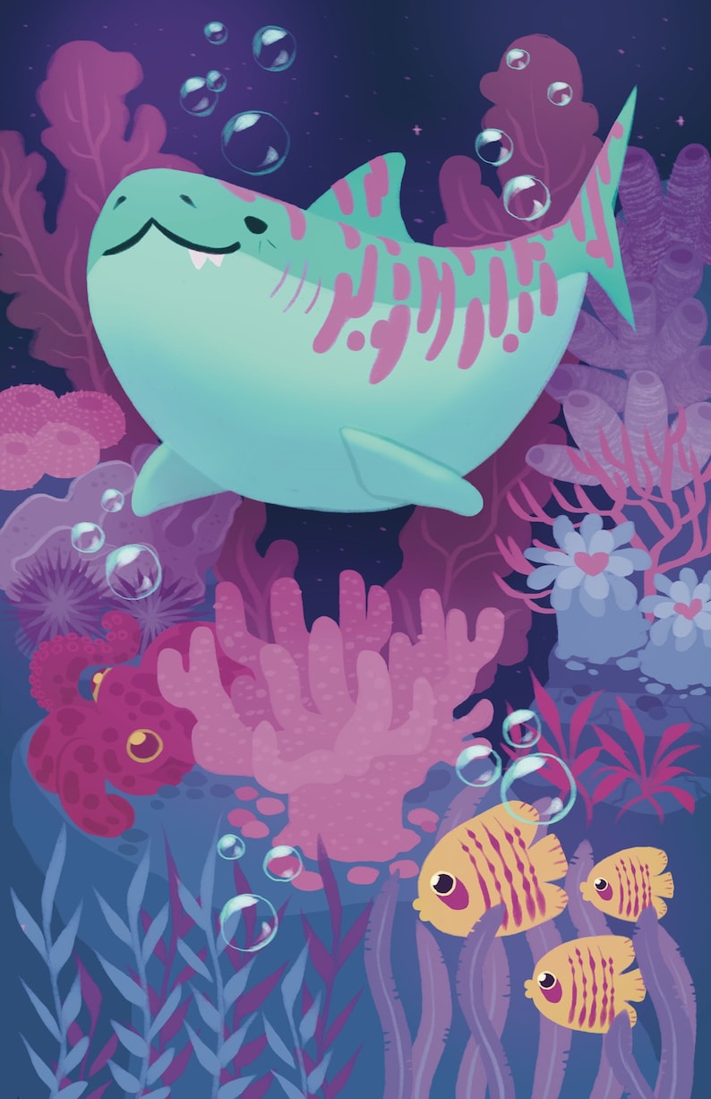 K&ouml;nnte beinhalten: Eine Cartoon-Illustration eines blau-rosa gestreiften Hais, der in einem dunkelblauen Ozean mit rosa und violettem Korallen, Seegras und Blasen schwimmt.