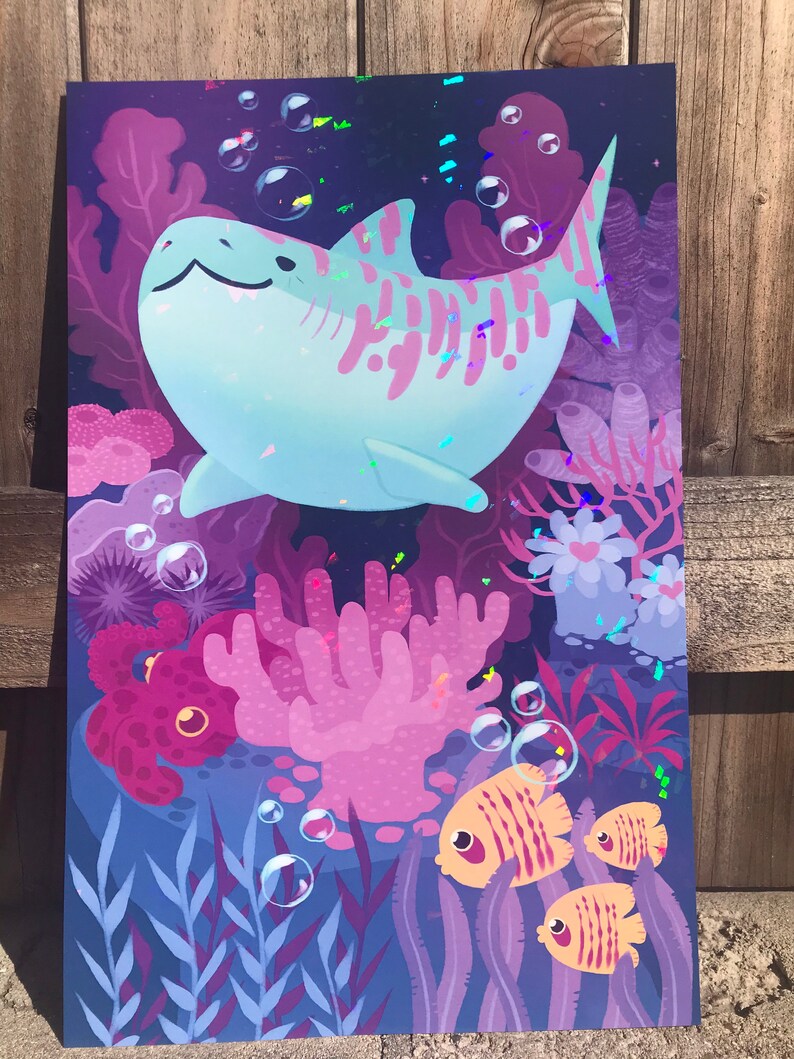 K&ouml;nnte beinhalten: Ein blauer und rosa Cartoon-Hai schwimmt in einer lila und rosa Unterwasser-Szene mit Korallen, Algen und Fischen. Der Hai hat einen freundlichen Ausdruck und ist von Blasen umgeben.